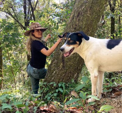 Carmen en la finca con su perro Sami.