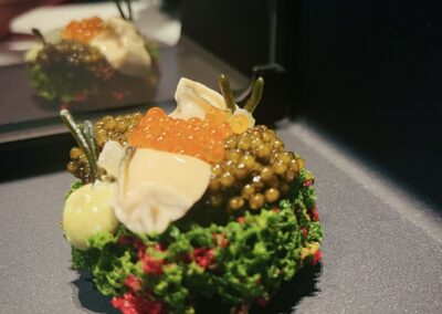 Coral de amaranto con ostra y caviar, con su espejismo
