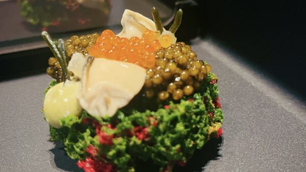 Coral de amaranto con ostra y caviar, con su espejismo