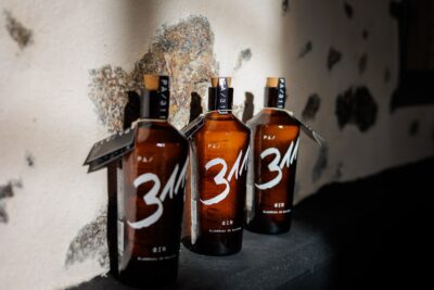 Botellas de la ginebra P.A./ 311 (Foto: Pepe Albela)