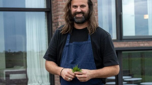 El cocinero Willem Hiele posa en el exterior de su restaurante homónimo (Foto: Daniel Arbós)