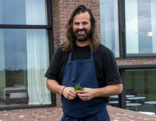 El cocinero Willem Hiele posa en el exterior de su restaurante homónimo (Foto: Daniel Arbós)