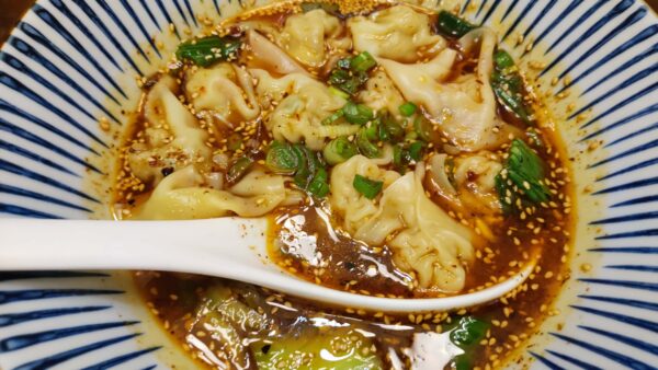 Sopa de wan tun picante, el plato estrella de Sichuan Kitchen