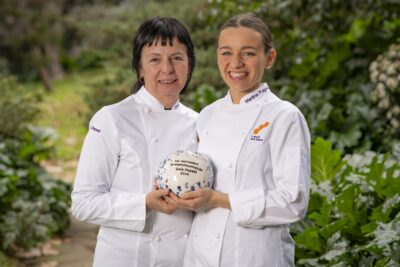 Fuina Puigdevall y Martina Puigvert con su sol sostenible