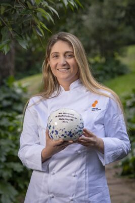 Lucía Freitas con su sol sostenible