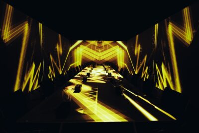 Escenario amarillo que reproduce el desierto en Sinestesia (Madrid)