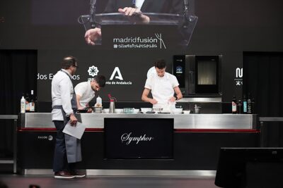 El equipo de Aramburu prepara una de sus recetas.