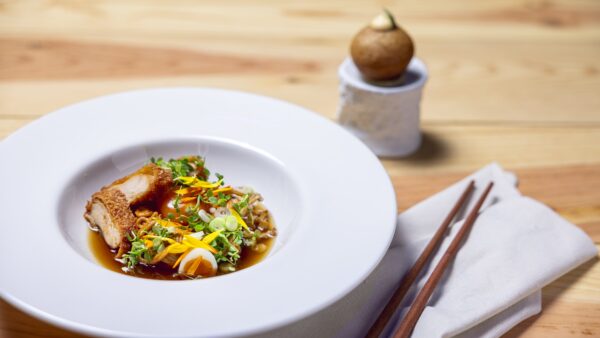 Ramen de pollo a la fusión thai, ganador de los Asian Culinary Awards 2024, de Carlos Hernández