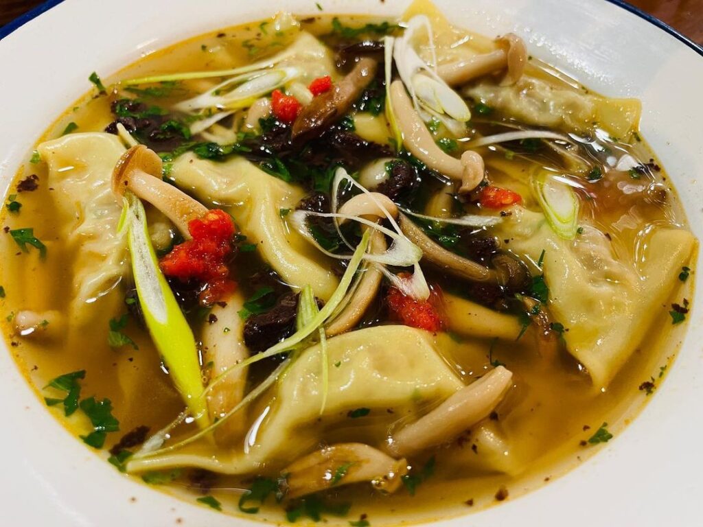 Dumplings de pringá con caldo de manitas de Vermú (Marbella)