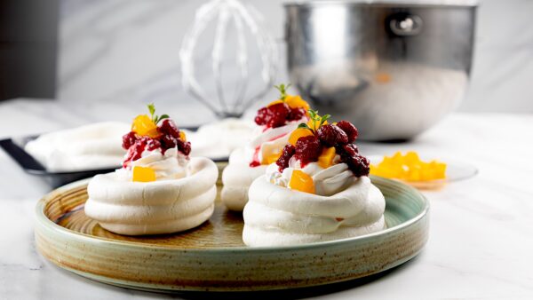 pavlova con salsa de guayaba