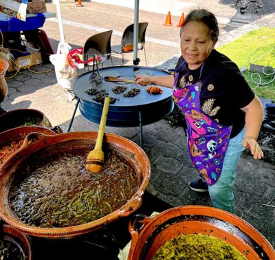 Araceli, el comal y los guisados. Foto, 7Caníbales.