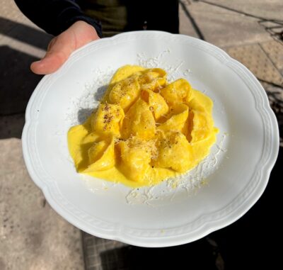Cappelletti Allo Zafferano rellenos de papa y ricotta con fonduta al azafrán.