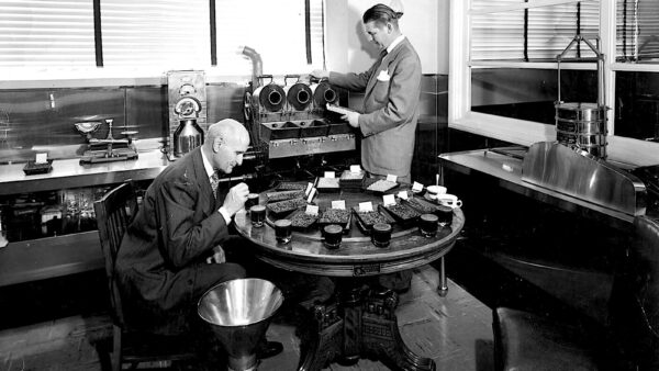 La cata de café se remonta al s. XX, cuando no existía aún un protocolo unificado entre quienes lo comerciaban.