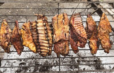 La parrilla es el centro vital de la pulpería Delfina Lescano.