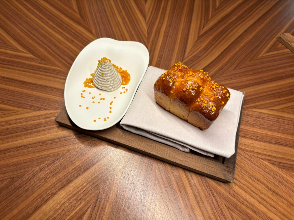 Mantequilla de berenjena y brioche para acompañar las albóndigas de jabalí 
