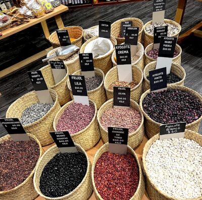 Variedades de frijoles en la tienda estavle de Cencali