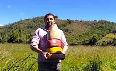 Pavel Lozano y sus quesos madurados.