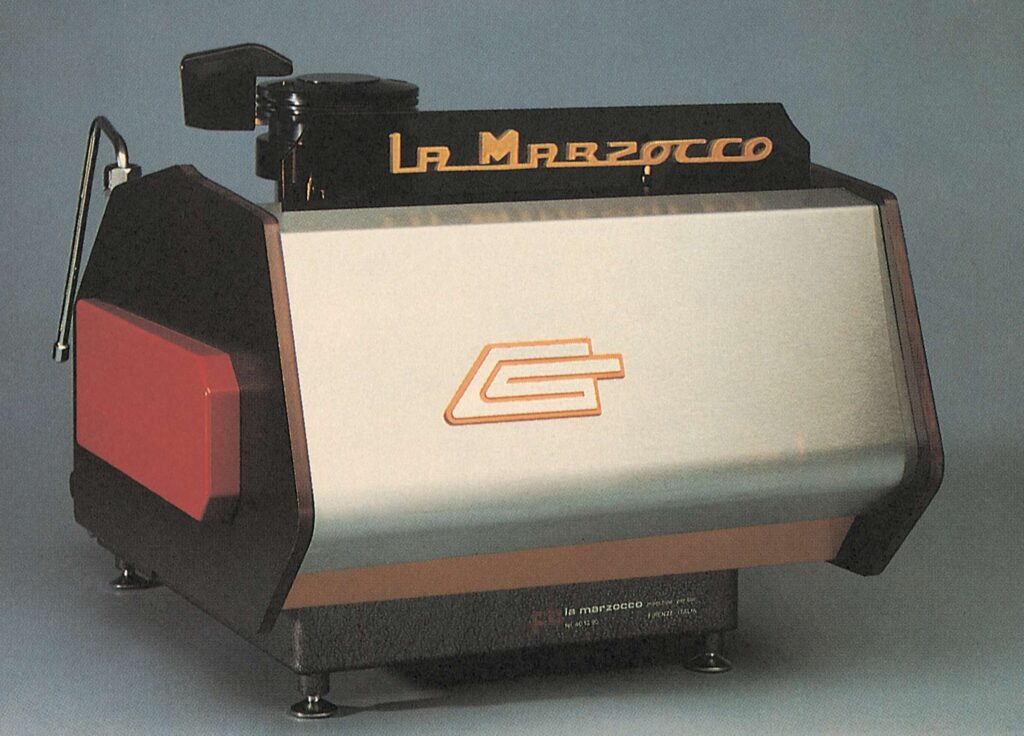 modelo horizontal de máquina espresso por La Marzocco