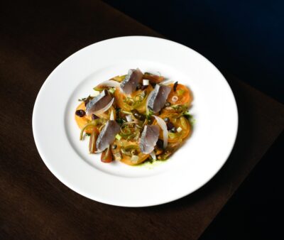 Carpaccio de tomate y cernía curada
