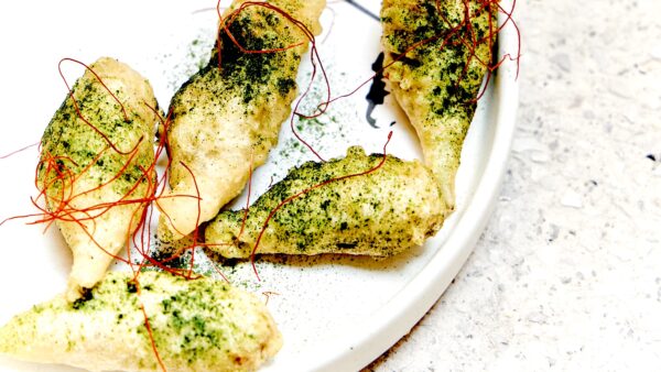 Flores de Calabaza rellenas de hongos, con chutney de guayaba y salsa macha. Jorge Vallejo en Aúna.