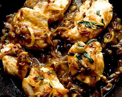 Pollo dorado, con cebolla caramelizada. Narda Lepes