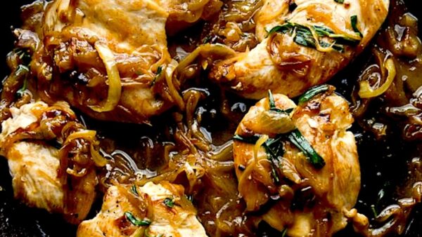 Pollo dorado, con cebolla caramelizada. Narda Lepes
