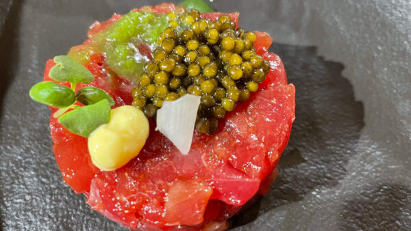 Tartar de atún con caviar, ajoblanco de piñones de Pedrajas
