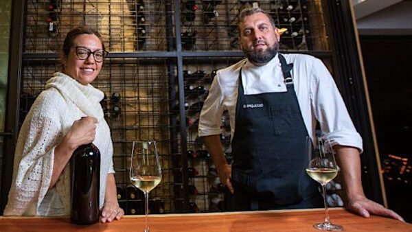 Gabriela Lafuente y Fernando Rivarola, posan ante la bodega de El Baqueano.