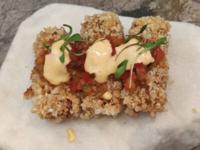 Torreznos con pico de gallo y mayonesa de kimchi