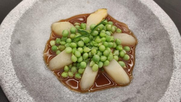 Guisantes con espárrago blanco, yema y rancio (Consentido, Salamanca)