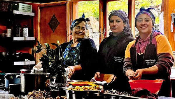 Anita Epulef en su cocina con Gemita y Tey. Foto, Pamela Villagra.