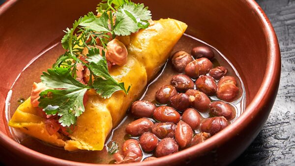 Tamal de maíz pelado con conejo, hongos y hierbas. Jennifer Rodríguez en Mestizo