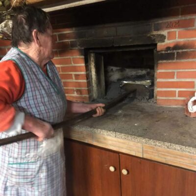 Cipriana Carabelos cocinando su empanada de bacalao con pasas en horno tradicional (Foto: Ricardo Fernández)
