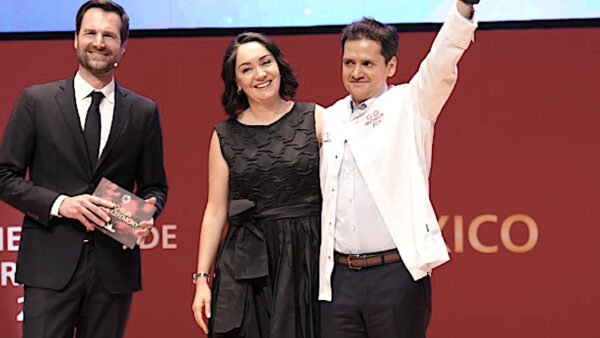 Jorge Vallejo yAlejandra Flores rrciben dos estrellas por Quintonil.