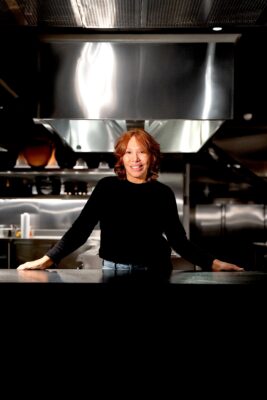 Leonor Espinosa en la cocina del restaurante