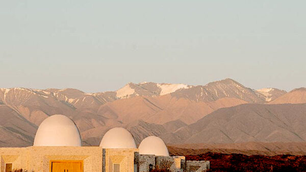 Los chozos con la cordillera como paisaje.