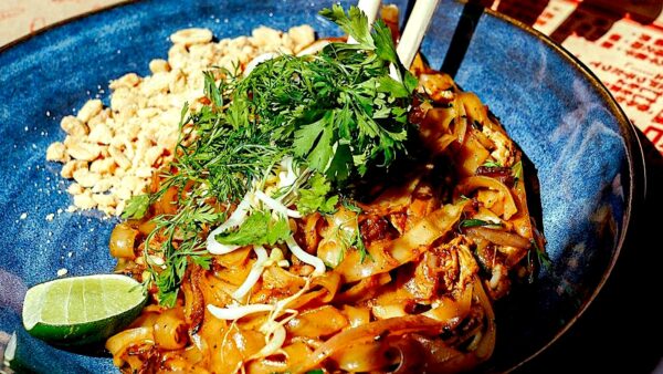 Pad Thai de camarón. Felipe Salas en Banh Mi, Quito.