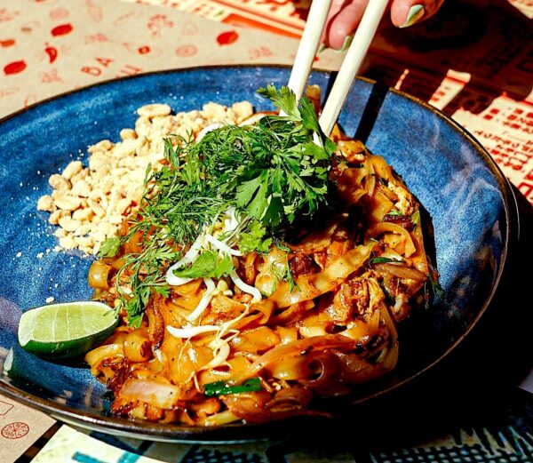 Pad Thai de camarón. Felipe Salas en Banh Mi, Quito.