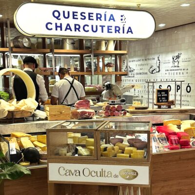 Parte de ls tienda dedicada a quesos y charcutería, con el carro de quesos. Foto, Cava Oculta.