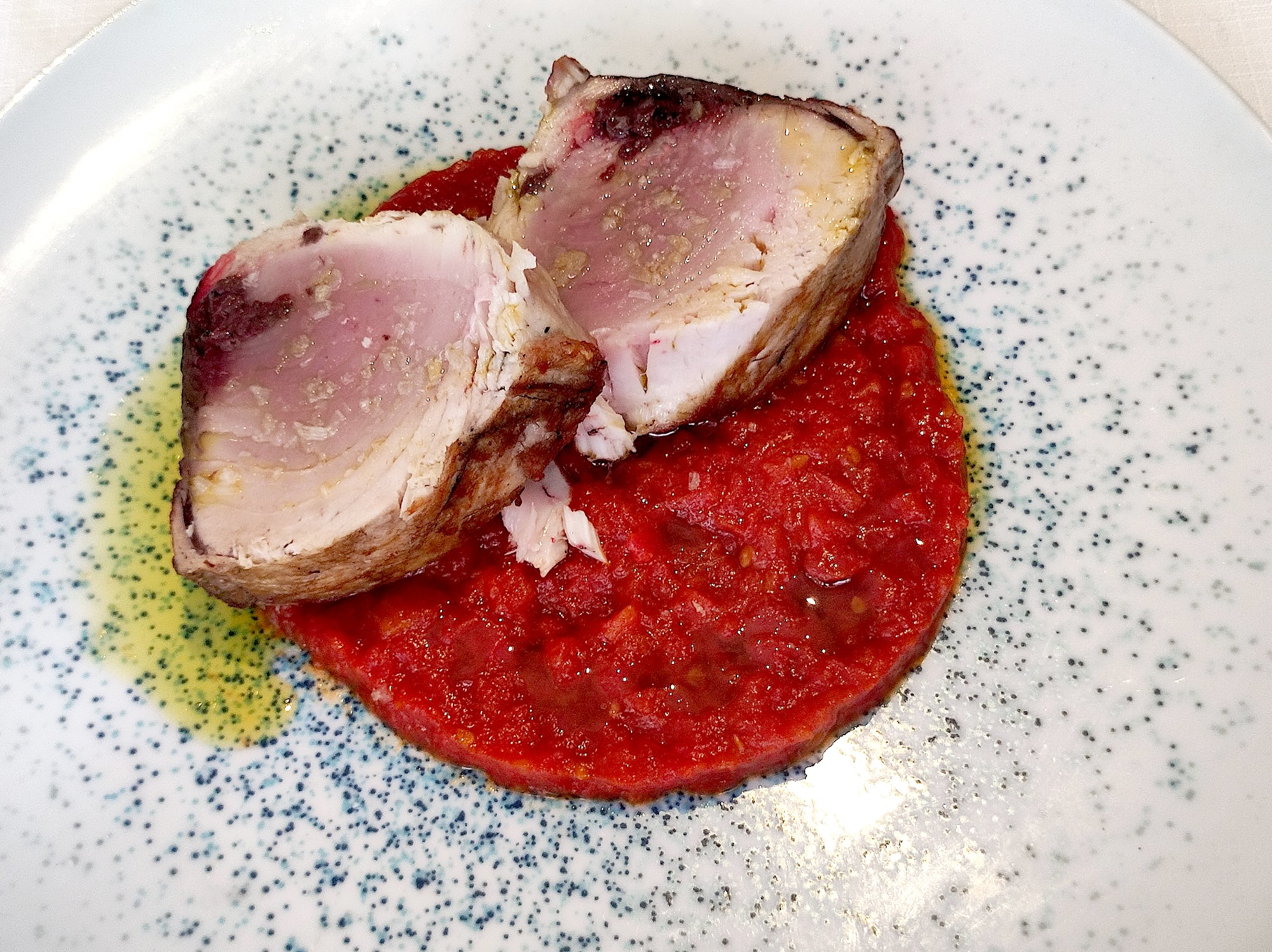 Taco de bonito asado con tomate asado