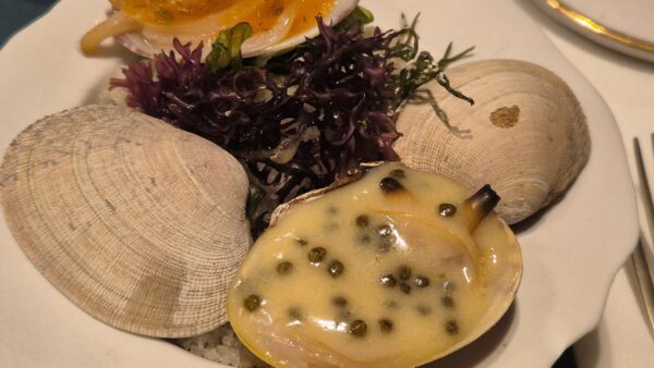 Almejas con portobello y con mantequilla y caviar de Rafa Zafra en Amar