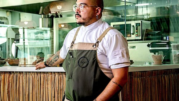 Andrews Arrieta ante la cocina de Açai.