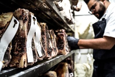 En el segundo piso del restaurante hay un cuarto de maduración donde el chef añeja las carnes de manera controlada