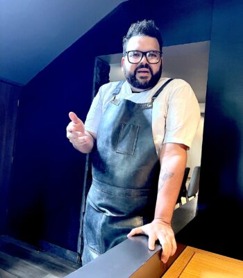 Luis Maldonado es Venezolano, llegó a Ecuador hace 7 años y en 2021 abrió el restaurante Tributo. Foto, 7Caníbales.
