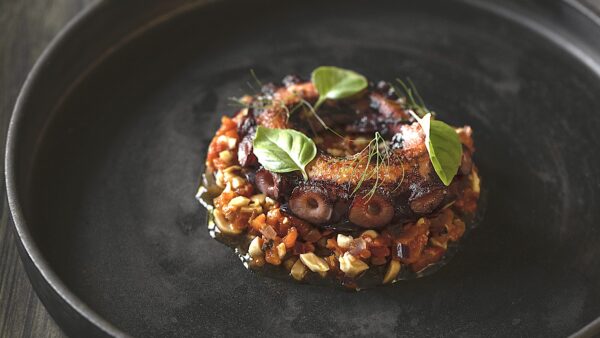 Pulpo frito en pebre de pimentones al rescoldo. Pilar Rodríguez en Food & Wine Studio