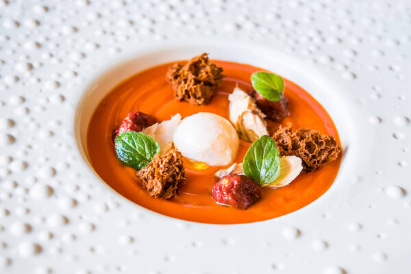 Salmorejo de tomate y pimientos-asados con sus avíos de Surtopía