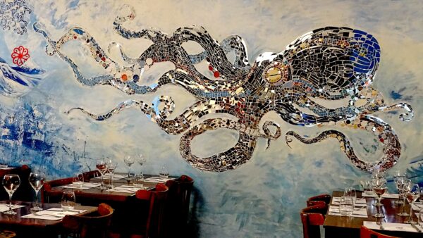 Un pulpo construido en mosaico adorna la pared del restaurante. Foto, Jesi Llarri y Nicolás Cetra