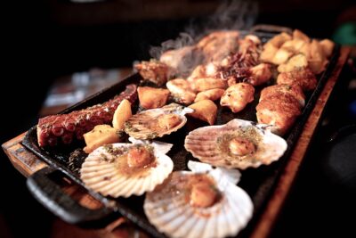 Fuente de mariscos en La Mar: concha, pulpo, calamar...