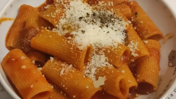 Rigatoni all' amatriciana de Armando al Pantheon