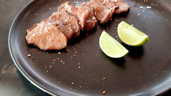Gyutan, lengua de vaca laminada. Pancha Echevarría en Naoki.